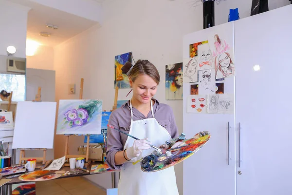 Frauen schöne Malerin posiert und lächelt, lacht in die Kamera — Stockfoto