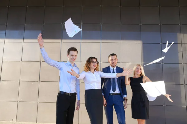 Quatre jeunes gens charmants, deux femmes et deux hommes étudiants, entr — Photo