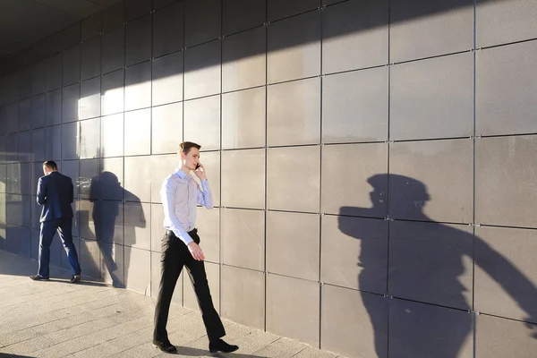 Knappe actieve jonge perspectief jongens, studenten gaan aan elk — Stockfoto