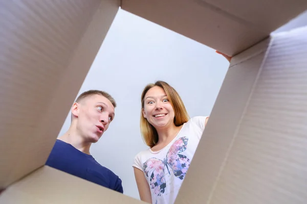 Pareja de hombre y mujer abrió la caja, miró dentro de la caja, feliz, ex — Foto de Stock