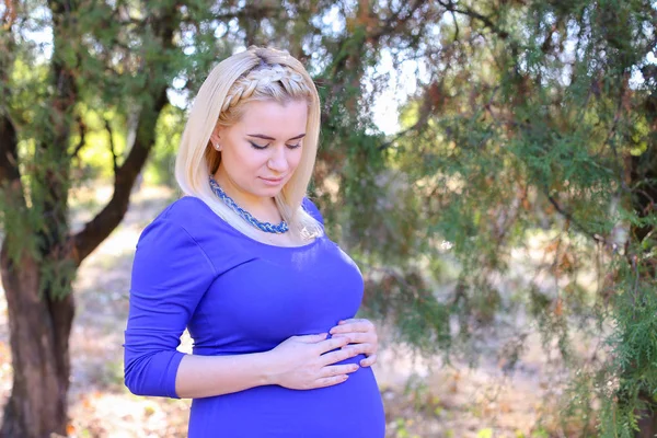 Sedutor jovem grávida senhora carícia tocar barriga e sente ervilha — Fotografia de Stock