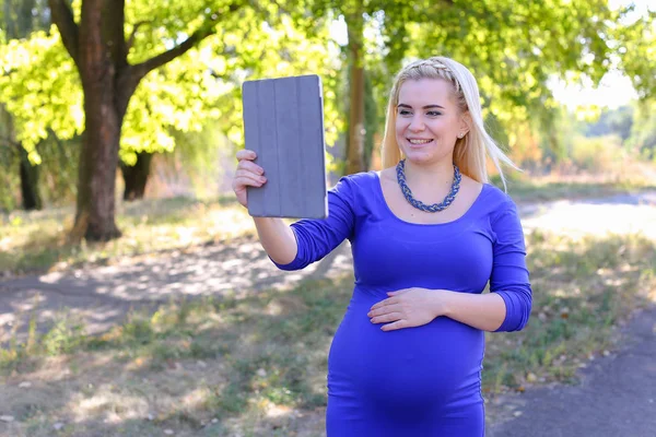 Όμορφος έγκυος κοπέλα κατέχει Tablet και τις συνομιλίες σε Skype, Welc — Φωτογραφία Αρχείου