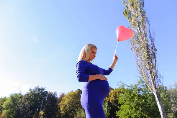 Magnificent Future Mother Holding And Turns Ballons in Hand on B — Stock Photo, Image