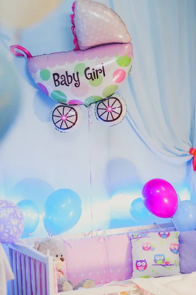 婴儿床和一个球，祝贺出生女孩的肖像 — 图库照片