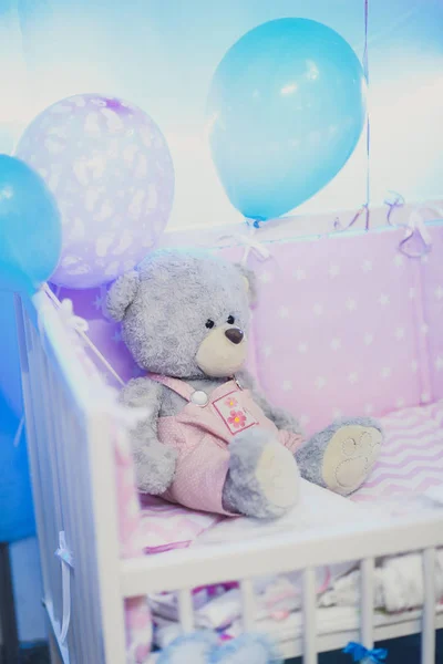 Portrait of a childrens toy bear in shades of pink balloons — Stock Photo, Image