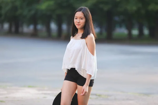 Asiatische Sommer Hut schöne Mädchen lächeln — Stockfoto