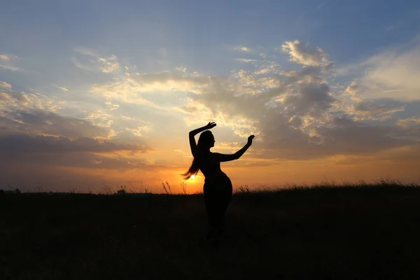 Slim girl showing various poses and dancing in a field outdoors — Stock Photo, Image