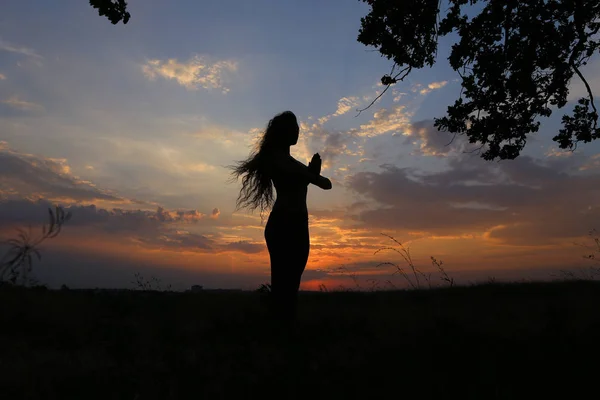 Çeşitli pozlar gösterilen ve bir alan açık havada dans ince kız — Stok fotoğraf
