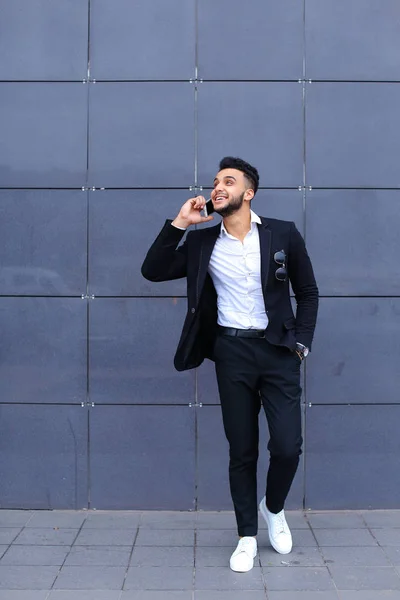 Szép Arab ember beszél, a business centerben, szúró telefon — Stock Fotó