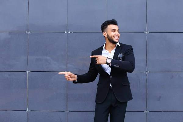 Árabe chico en negocios centro stands sonriendo caminar lento — Foto de Stock