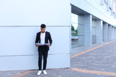 Arap girişimci adam tutar ve dikkate alır, okuma belgeleri, s