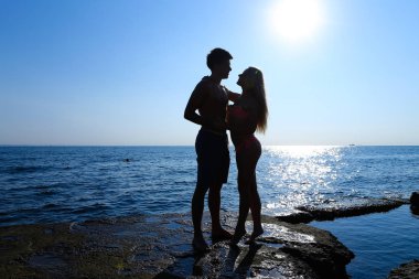 Deniz kaya üzerinde duran, int arıyorum güzel ince genç aşıklar