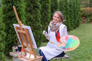 Kadın poz ve gülümseyen, kameraya gülme güzel ressam