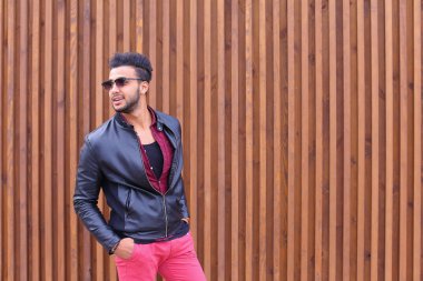 Kendine güvenen genç Arap adam poz ve kamera, tipler düzeltir