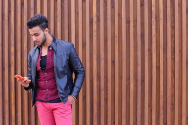 Şık genç adam elinde tutan sakallı ve kullandığı telefon smart,