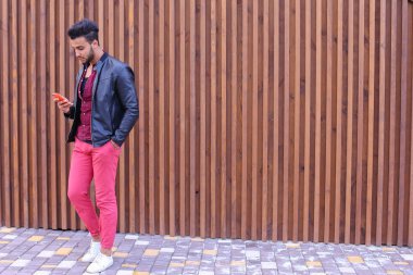 Şık genç adam elinde tutan sakallı ve kullandığı telefon smart,