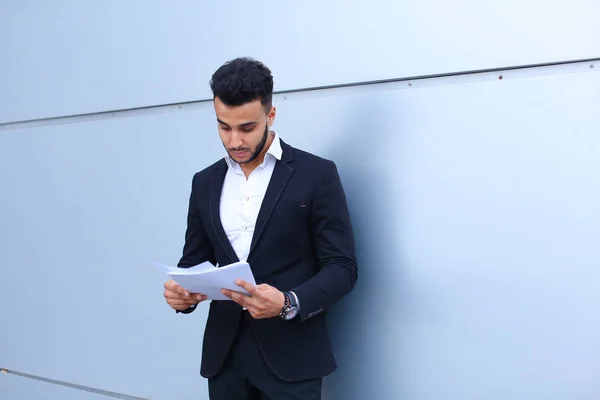 Арабська-успішний бізнесмен тримає документи, посміхаючись тро — стокове фото