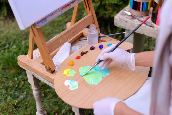 여자 예술가 손 나무 창백에 튜브 오일 페인트에서 압착 — 스톡 사진