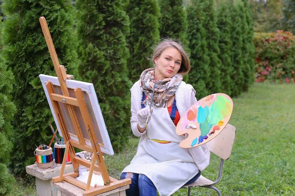 Women beautiful painter posing and smiling, laughing into camera — Stock Photo, Image