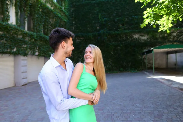 Gelukkige jongen en meisje poseren voor foto, op zoek naar elkaars ey — Stockfoto