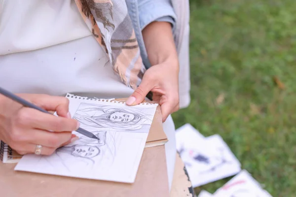 Ręka artysty dziewczyna sprawia, że pewien ostry ołówek uderzeń na Album Pag — Zdjęcie stockowe