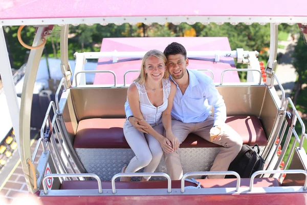 Doce recém-casados abraçando, posando para foto, sorrindo, rindo e — Fotografia de Stock