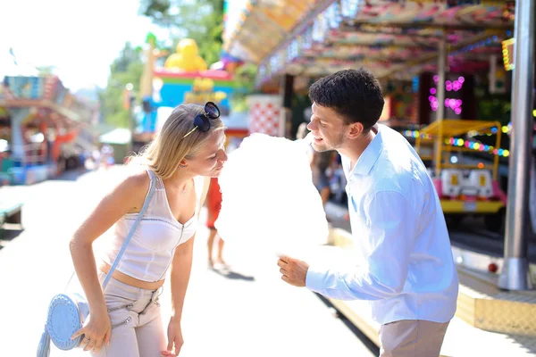 Recém-casados a passear no Luna Park, a olhar um para o outro, abraços — Fotografia de Stock