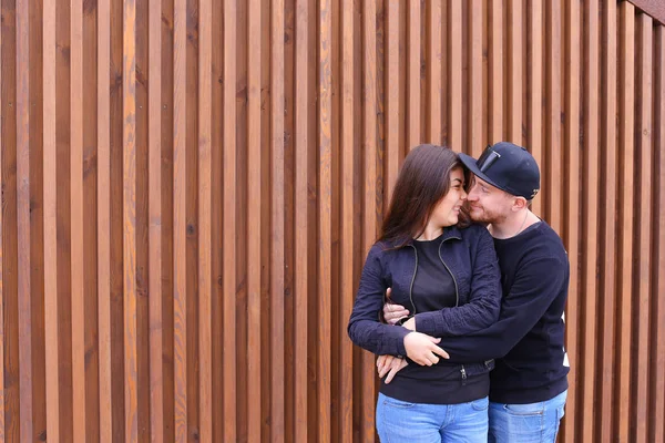 Любителі чоловіка і жінки цілуються і обіймаються один з одним, шепочучи — стокове фото
