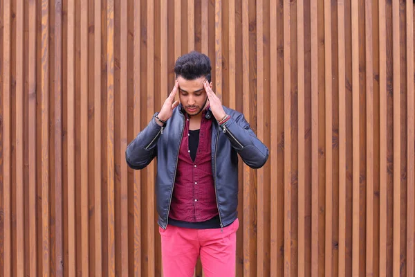 Hombre joven árabe atractivo, estudiante siente dolor de cabeza, con la cabeza a — Foto de Stock
