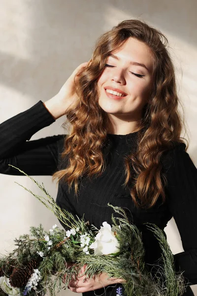 Giovane ragazza attraente sorridente con fossette e riccioli di bionda ha — Foto Stock