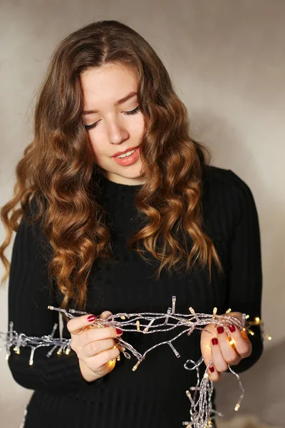 Menina jovem segura nas mãos vaga-lumes, bela foto de férias — Fotografia de Stock