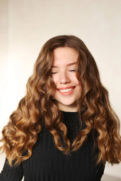 Joven chica atractiva sonriendo con hoyuelos y rizos de rubia ha — Foto de Stock