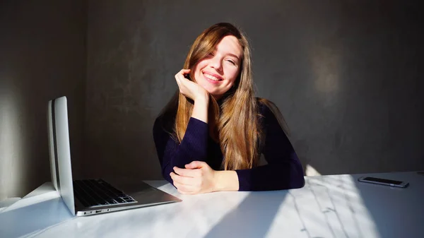 Retrato de hoyuelos chica joven con ordenador portátil, hermosa mujer sentada —  Fotos de Stock