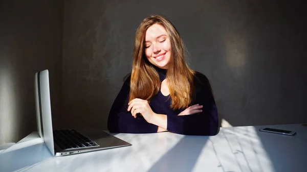 Retrato de hoyuelos chica joven con ordenador portátil, hermosa mujer sentada —  Fotos de Stock