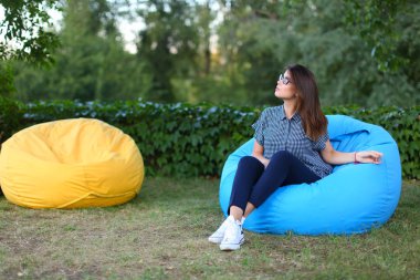 Sandalye ve poz oturan portresi çok kadın photog için