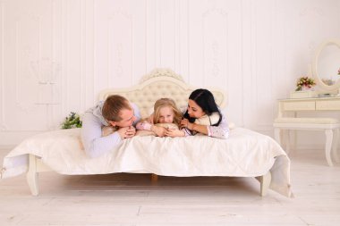 Karı, koca ve sarılma ve famil portresi gülümseyen kızı