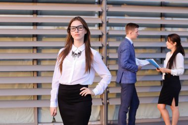 Kendine güvenen genç iş kadını, öğrenci aittir, w mola aldı