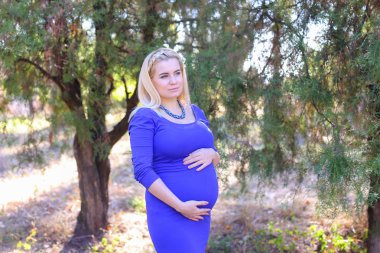 Genç hamile bayan okşa Belly ve hissediyor bezelye dokunmadan çekici