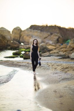 Güzel genç kadın turist fotoğrafçı denizde kamera ile portresi