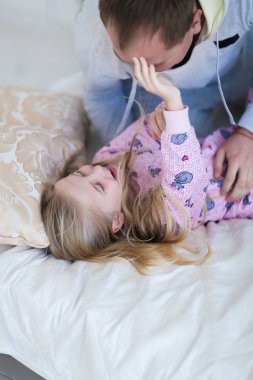 Baba gıdıklıyor kızı, kızla evde yatakta oynadı