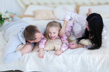 Karı, koca ve sarılma ve famil portresi gülümseyen kızı