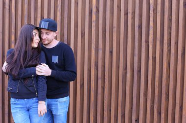 Güzel çift sarılma ve birbirlerinin yavaşça gözlere, bakmak