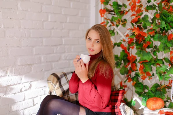 Beauty relax en drinken kopje thee, zittend in de stoel tegen whit — Stockfoto