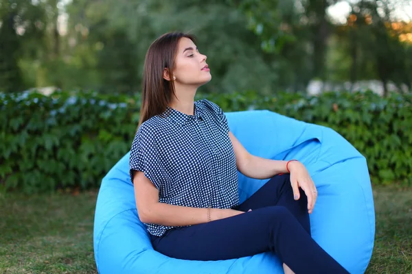 Portret van vrij vrouwelijke die in de stoel en poseren zat voor photog — Stockfoto