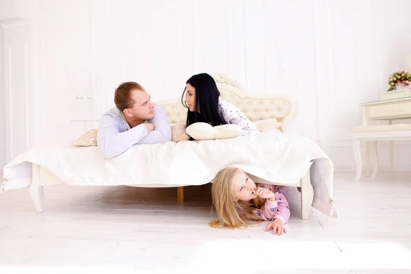 Dochter verstopt onder het Bed, pappa en mamma thuis gesproken — Stockfoto