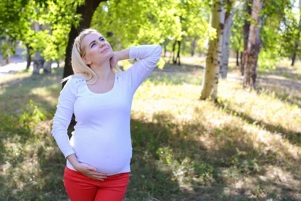 Genç hamile kadın yavaşça Belly ve hissediyor Di dokunmadan çarpıcı — Stok fotoğraf