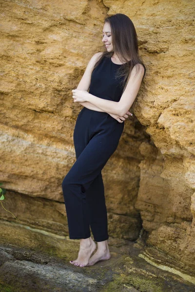 Retrato de hermosa mujer joven con flores en el fondo sto — Foto de Stock