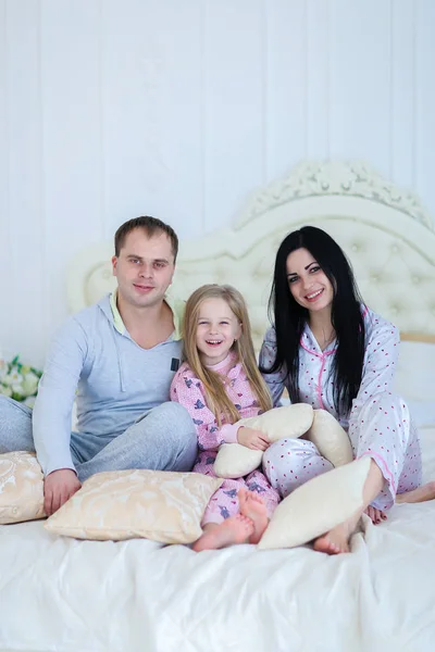 Porträt einer glücklichen Familie im Schlafanzug, die lächelt und den Kameramann anschaut — Stockfoto