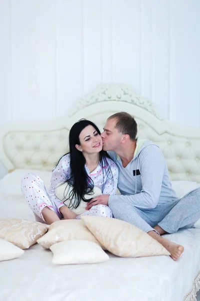 Hustru man kramas och leende porträtt av familj i sängen — Stockfoto