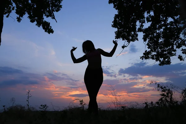 Chica delgada mostrando varias poses y bailando en el campo al aire libre en — Foto de Stock